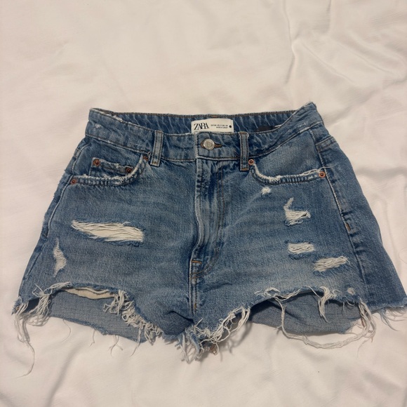 Zara Distressed Denim Shorts - Picture 1 of 2